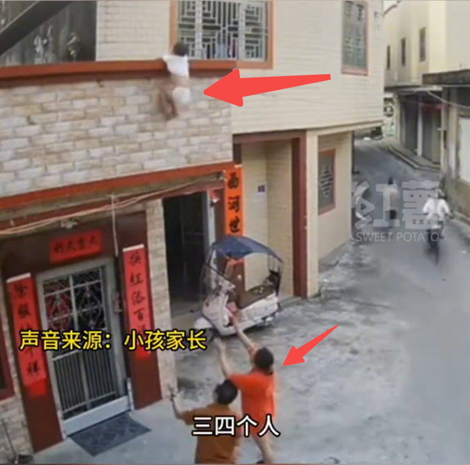 2岁幼童悬挂二楼阳台命悬一线：掉下瞬间被邻居大姐稳稳接住 - 创想鸟