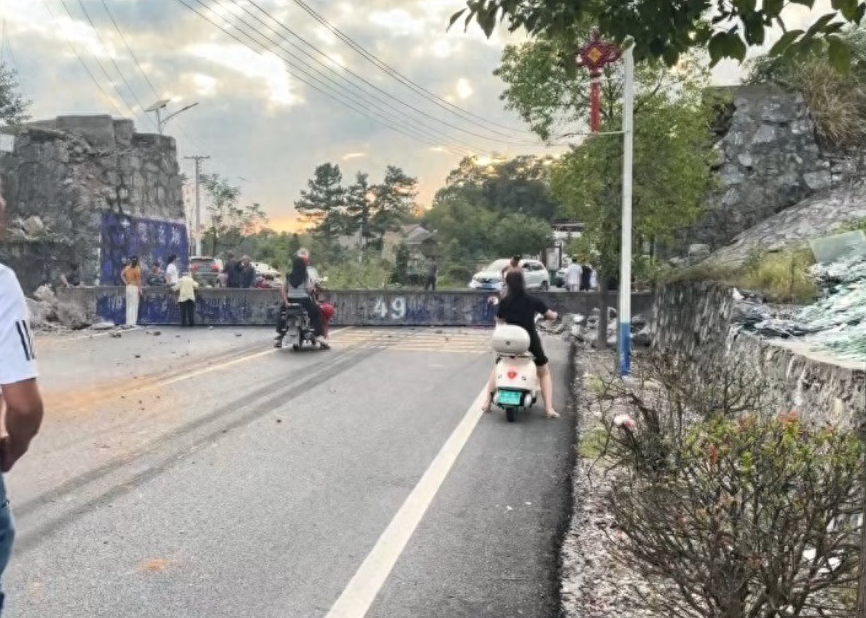 湖南邵阳一过水天桥被撞垮塌阻断交通 官方回应：无人员受伤，道路连夜抢通