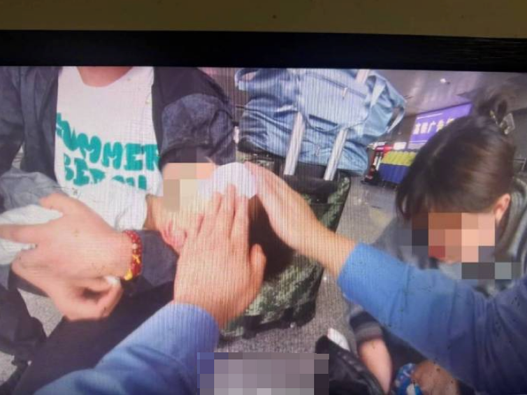 2岁男童候车室发烧抽搐众人接力救援 一场9分钟生命接力暖心上演