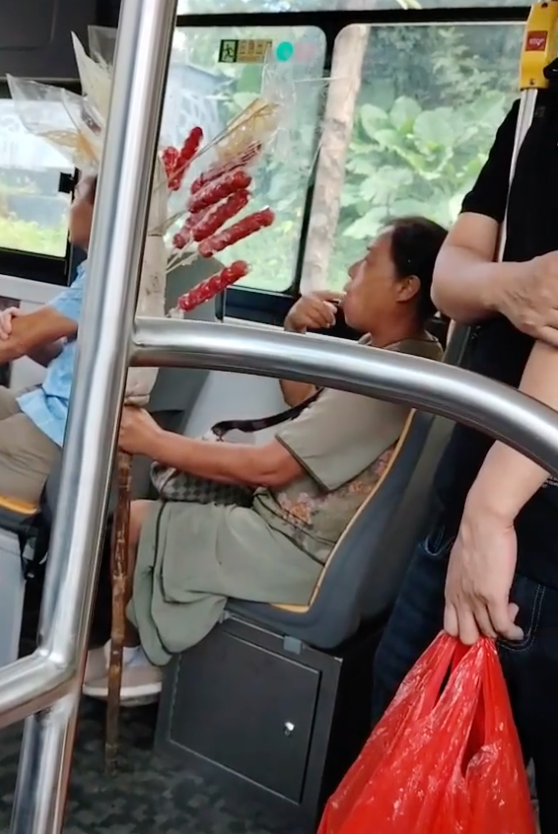 女子蘸口水品尝在售糖葫芦 网友：以一己之力毁了糖葫芦流动摊行业