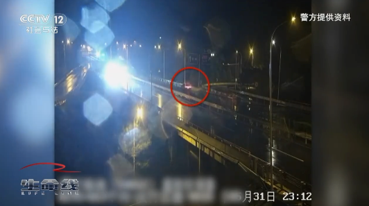 男子酒驾停在高速行车道睡着了：喝了3斤白酒用智能驾驶开了20公里