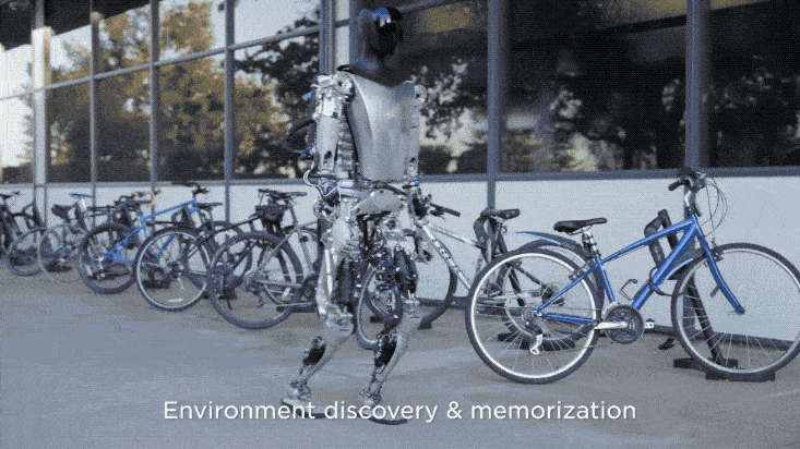 特斯拉人形机器人集体出街！马斯克：比车便宜，会有100亿台