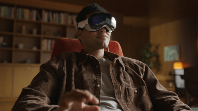 Vision Pro 太贵，苹果基于 iPhone 的 VR 头显专利曝光