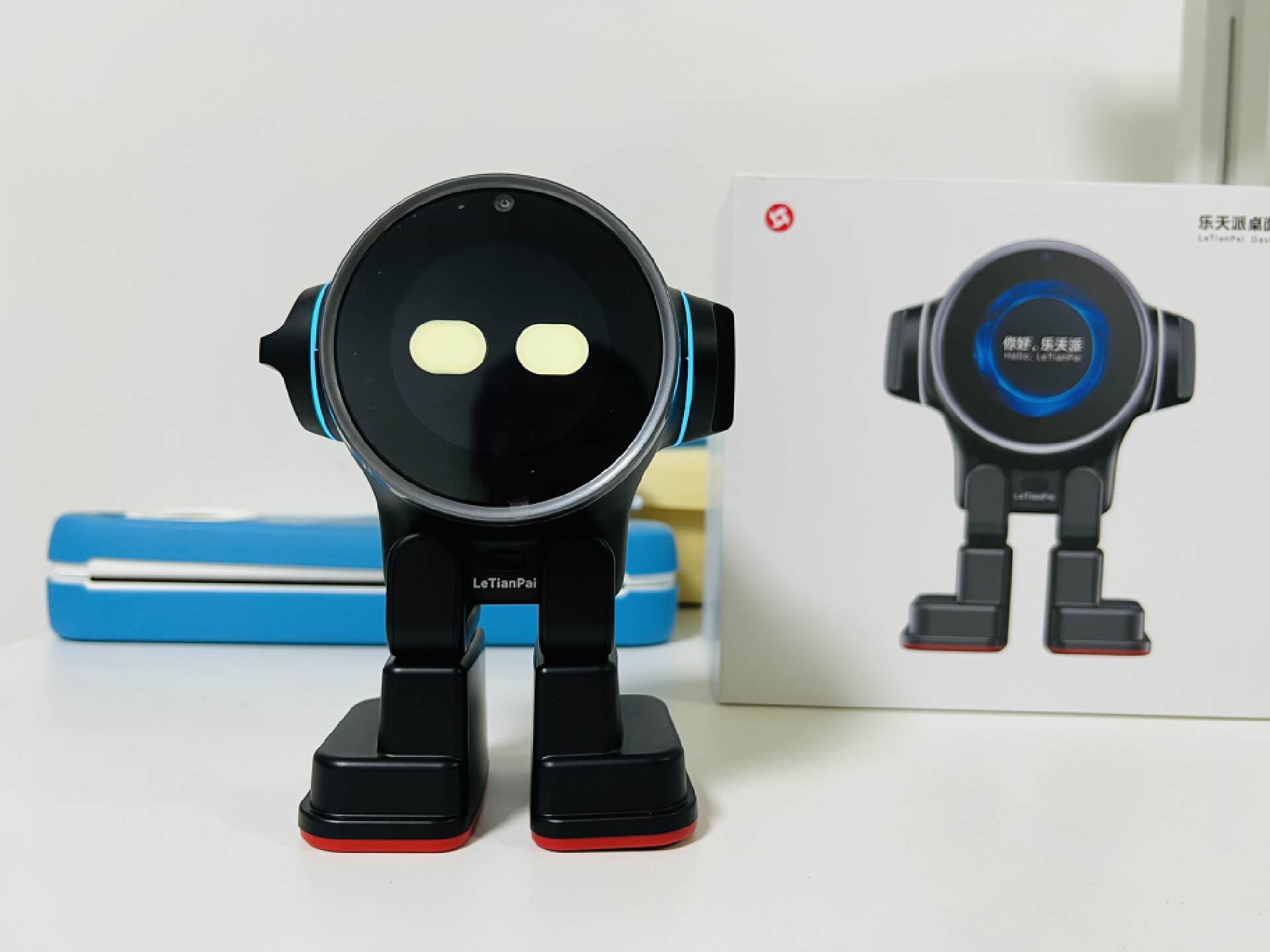 乐天派AI桌面机器人提供的正能量情绪价值直接拉满，妥妥的治愈系