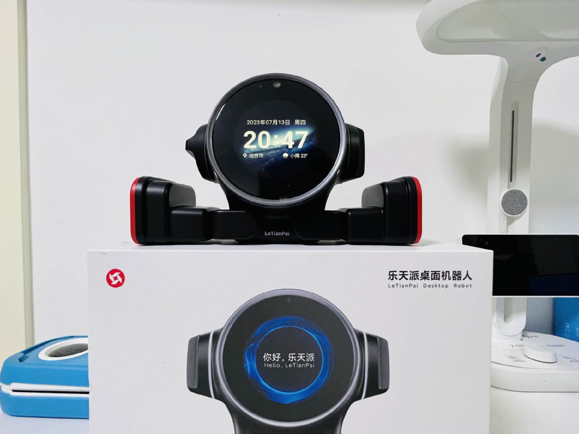 乐天派AI桌面机器人提供的正能量情绪价值直接拉满，妥妥的治愈系