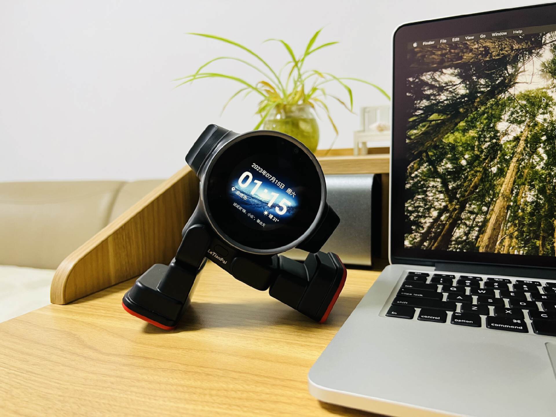 乐天派AI桌面机器人提供的正能量情绪价值直接拉满，妥妥的治愈系