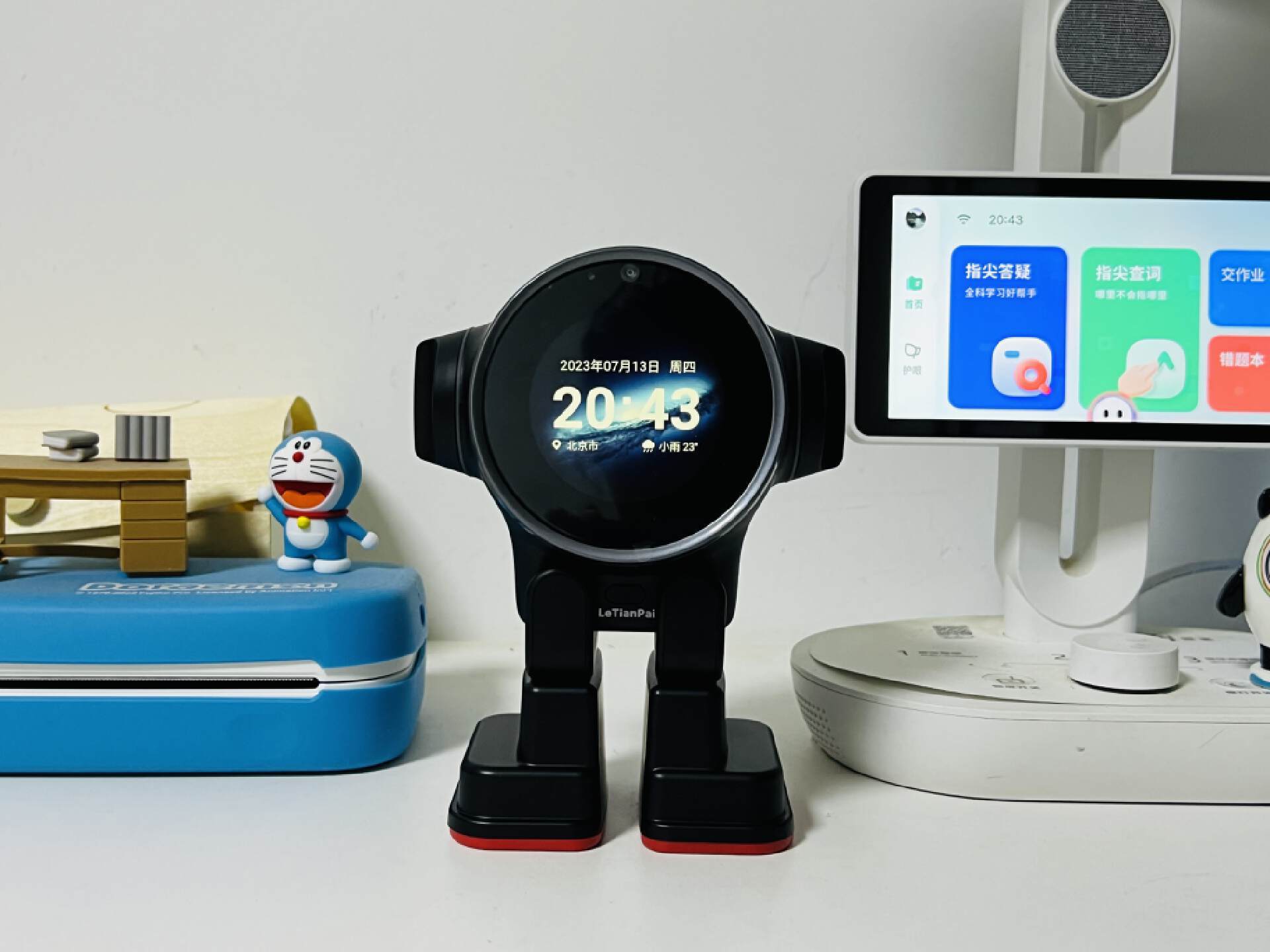 乐天派AI桌面机器人提供的正能量情绪价值直接拉满，妥妥的治愈系