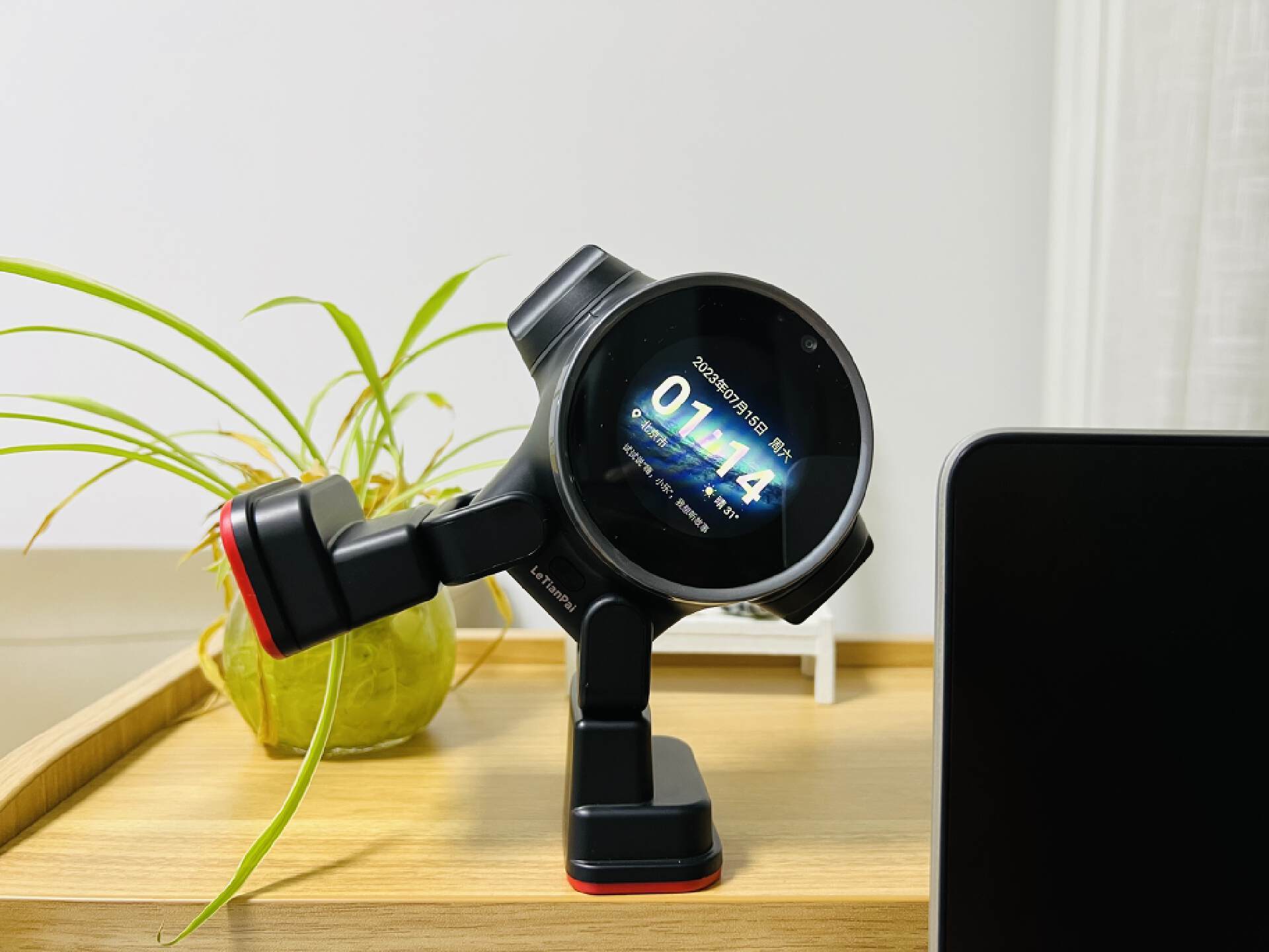 乐天派AI桌面机器人提供的正能量情绪价值直接拉满，妥妥的治愈系