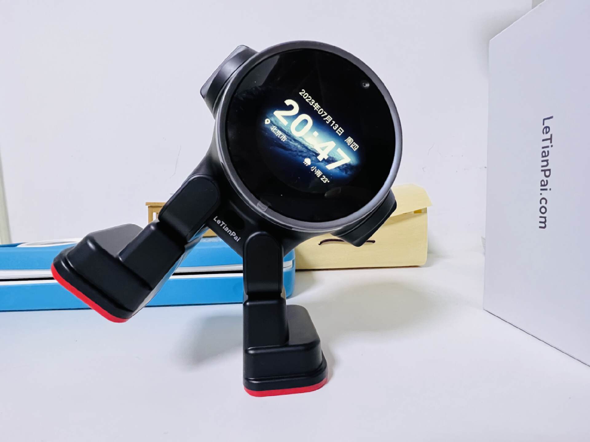 乐天派AI桌面机器人提供的正能量情绪价值直接拉满，妥妥的治愈系