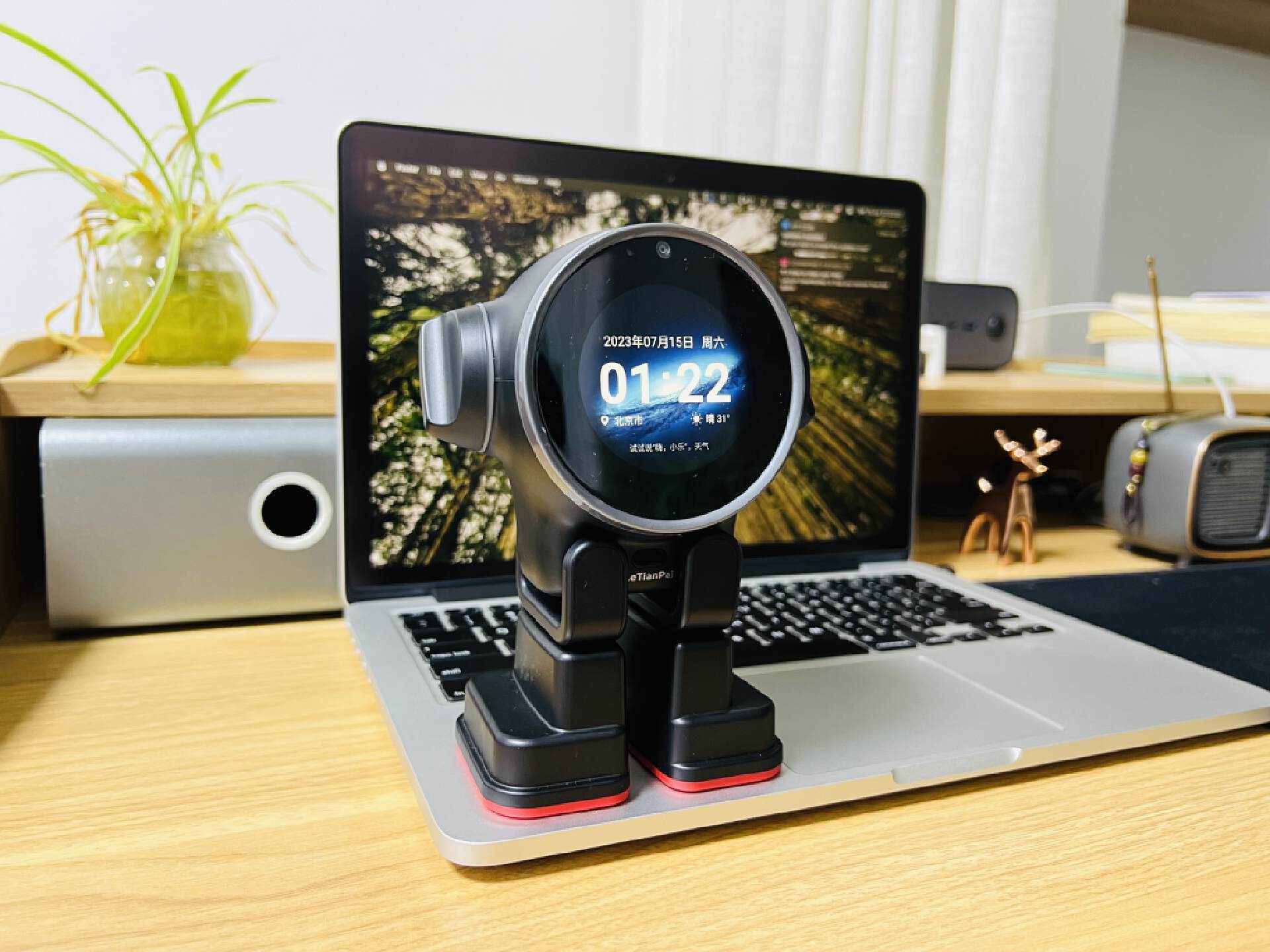 乐天派AI桌面机器人提供的正能量情绪价值直接拉满，妥妥的治愈系