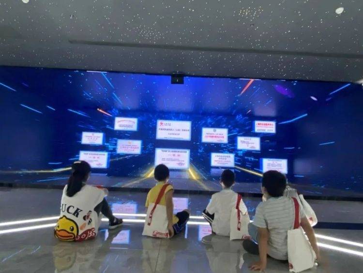 童真目光下的发展奇观！泗泾孩子们探索机器人车间的奇妙之旅