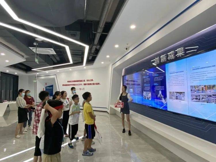 童真目光下的发展奇观！泗泾孩子们探索机器人车间的奇妙之旅