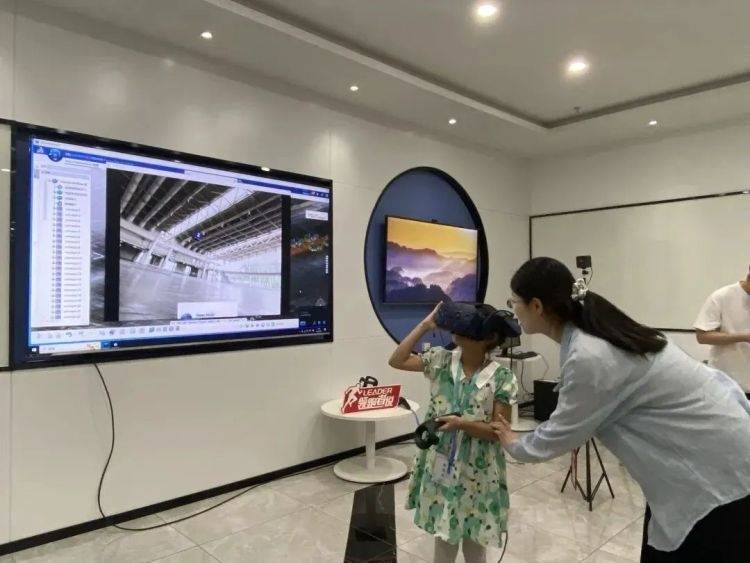 童真目光下的发展奇观！泗泾孩子们探索机器人车间的奇妙之旅