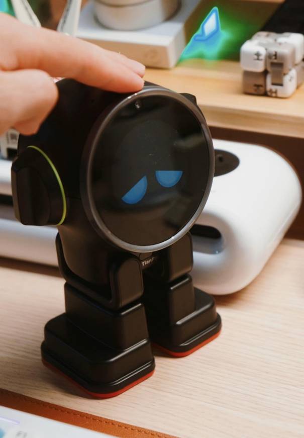 无限可能的创造力：乐天派桌面机器人的真智能