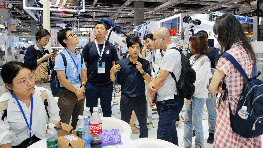 华数机器人在2023工博会上展示出色，引人瞩目的新能源行业展品