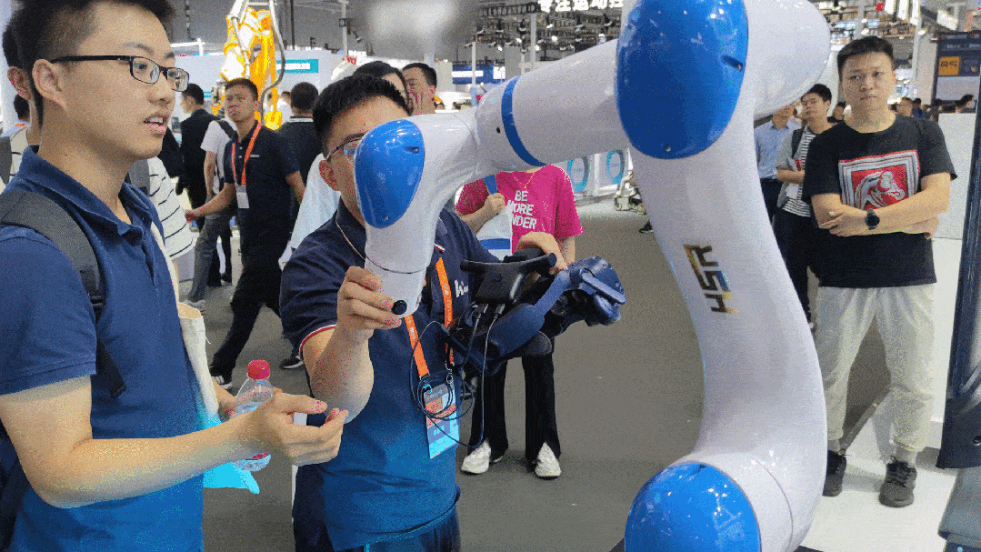 华数机器人在2023工博会上展示出色，引人瞩目的新能源行业展品