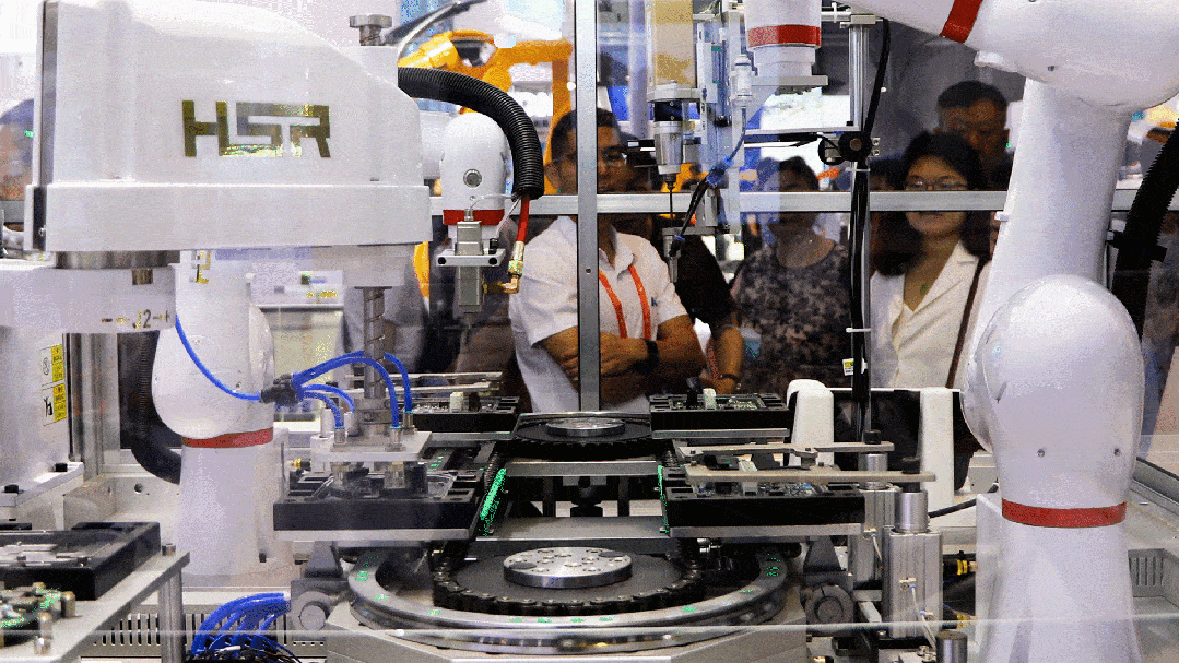 华数机器人在2023工博会上展示出色，引人瞩目的新能源行业展品