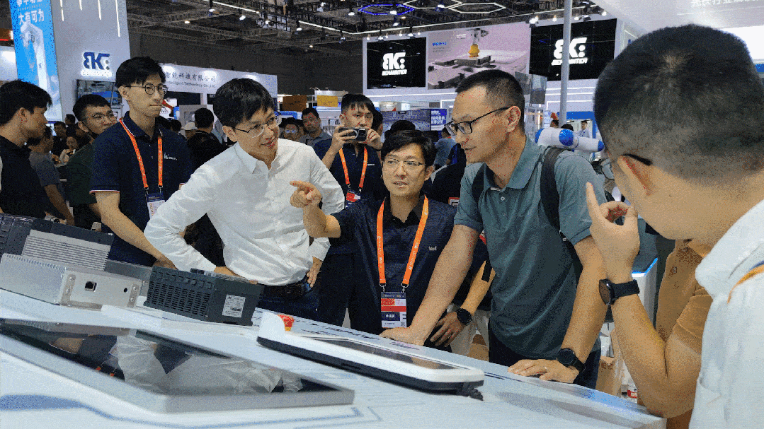 华数机器人在2023工博会上展示出色，引人瞩目的新能源行业展品