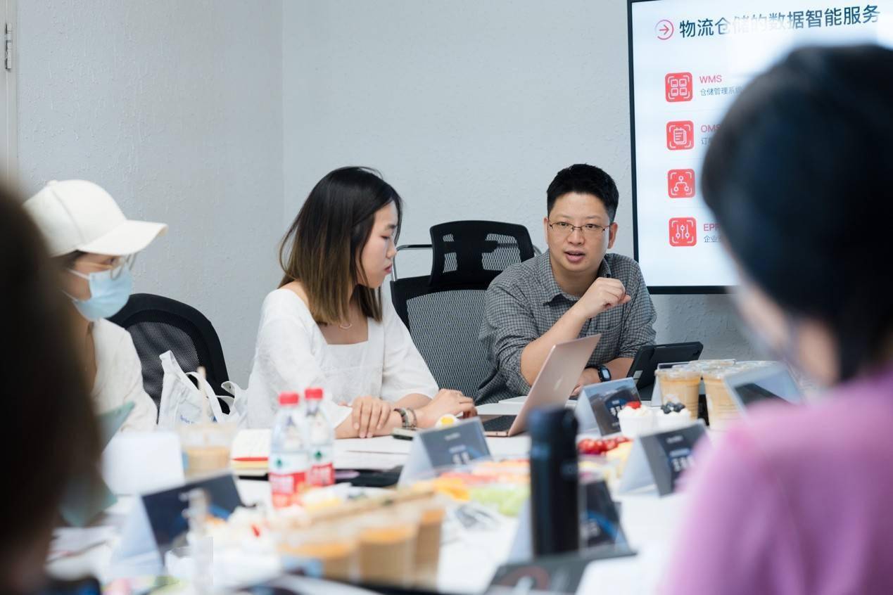 全新品牌升级：炬星科技重新定义AMR机器人，实现软硬服一体化服务