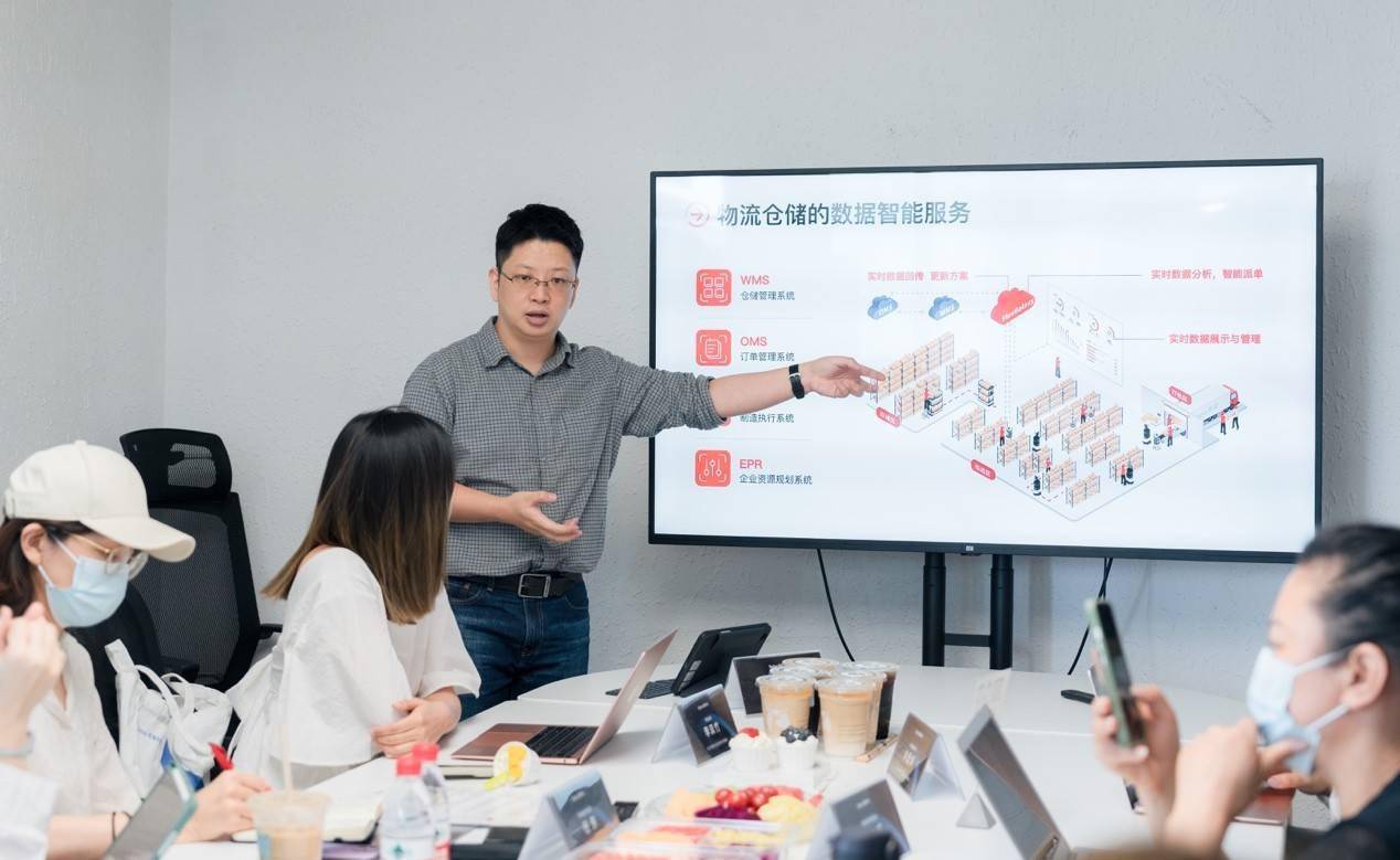 全新品牌升级：炬星科技重新定义AMR机器人，实现软硬服一体化服务