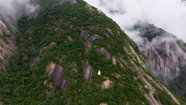 黄山山区面临挑山工紧缺问题，采用大疆无人机运输方案解决：每天最高运输量超过2000斤