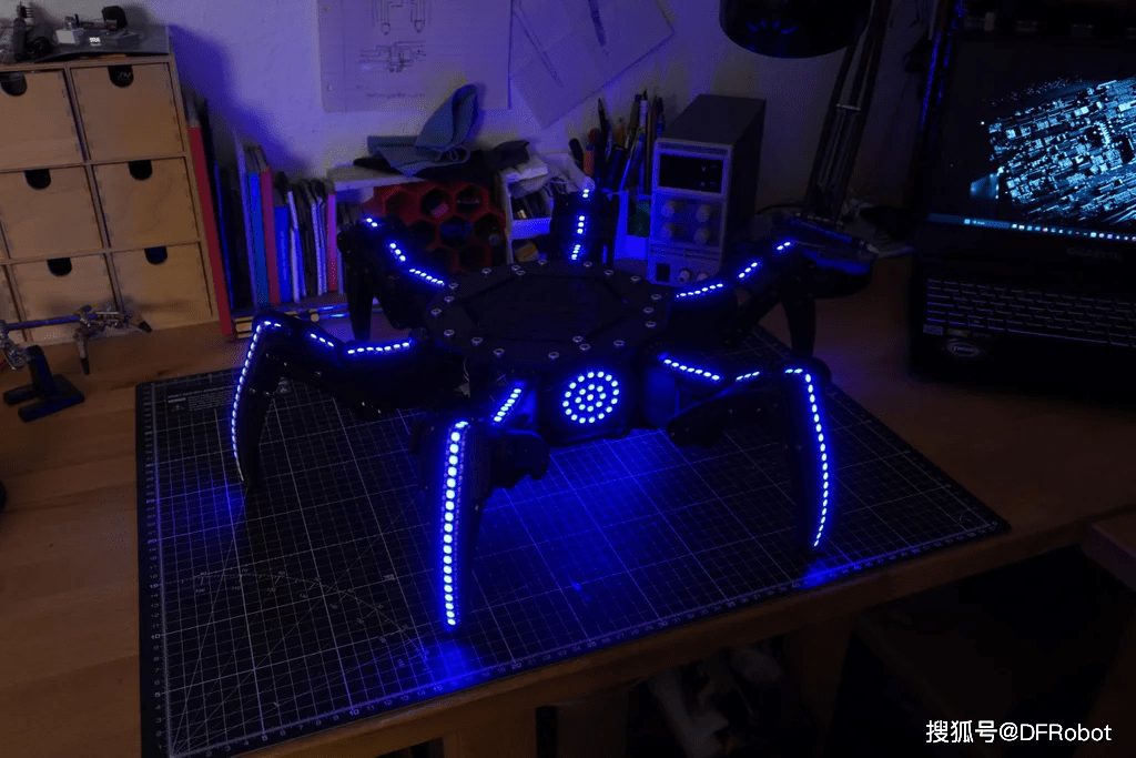 具有271个独立的RGB LED灯的机器人｜DF创客周刊（第62期）
