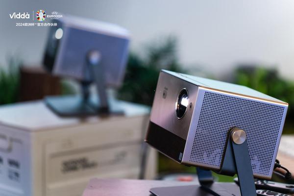 用高刷带鱼屏打游戏 Vidda 三色激光投影亮相 AWE2024