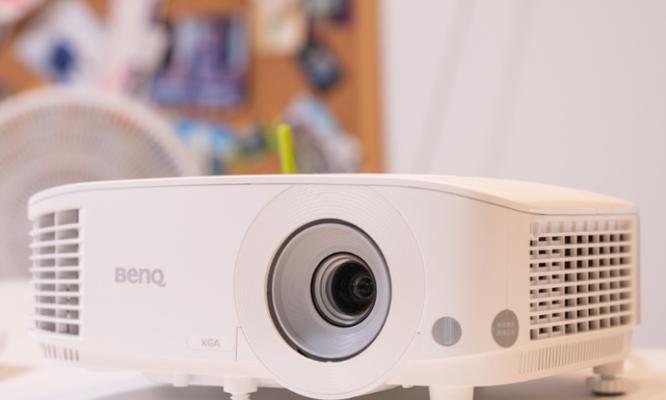 投影仪插上后没有反应怎么办（解决投影仪无法启动的常见问题及解决方法）