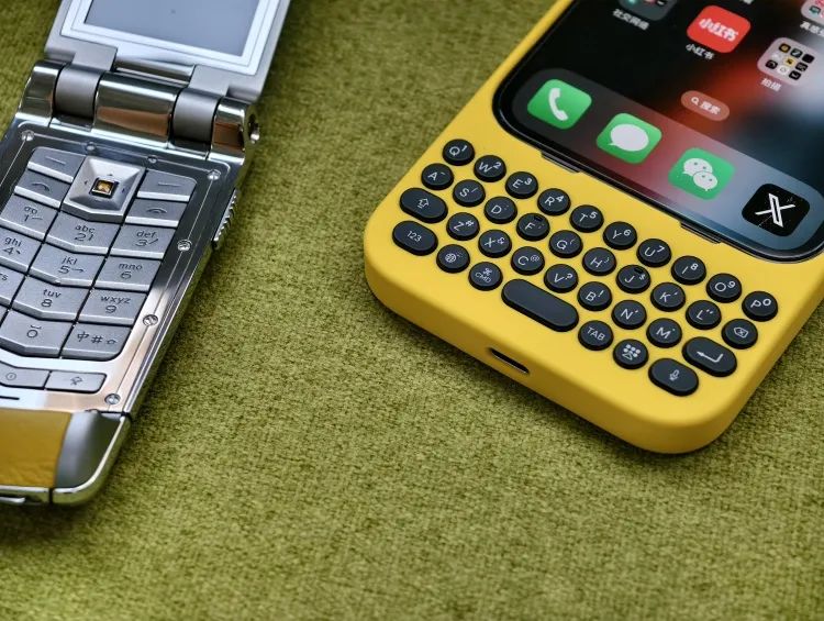 乔布斯好不容易取消的物理键盘，又被这家公司加回来了