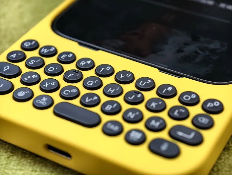 乔布斯好不容易取消的物理键盘，又被这家公司加回来了