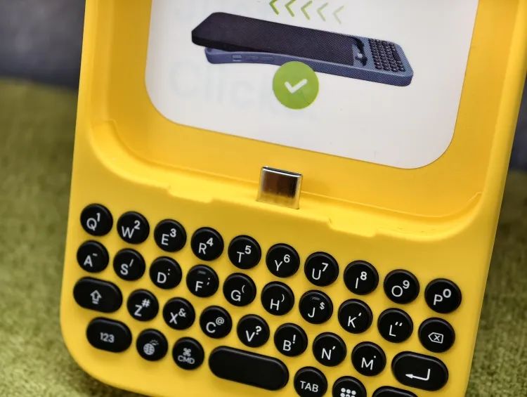 乔布斯好不容易取消的物理键盘，又被这家公司加回来了