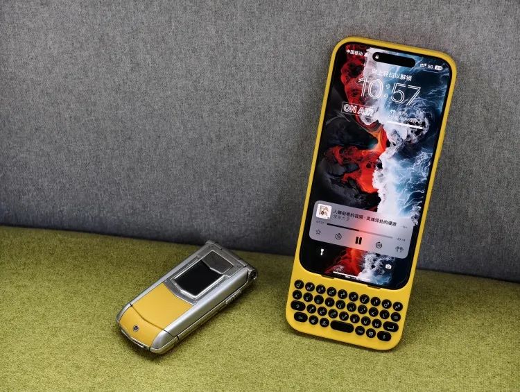 乔布斯好不容易取消的物理键盘，又被这家公司加回来了