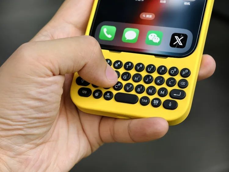 乔布斯好不容易取消的物理键盘，又被这家公司加回来了