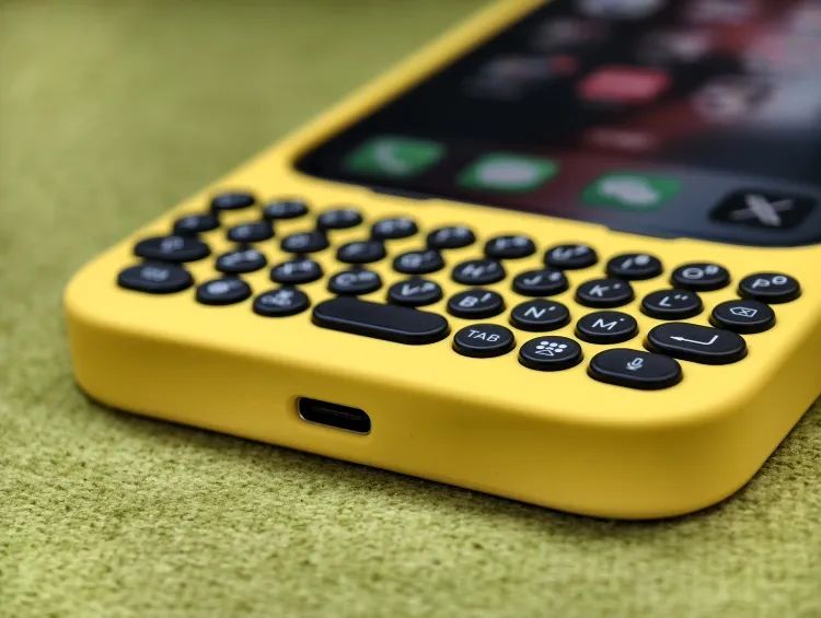 乔布斯好不容易取消的物理键盘，又被这家公司加回来了