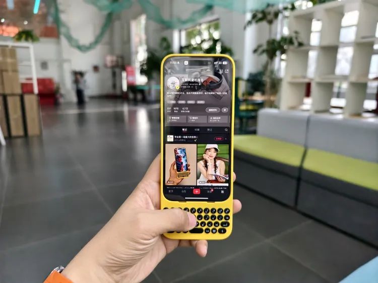 乔布斯好不容易取消的物理键盘，又被这家公司加回来了