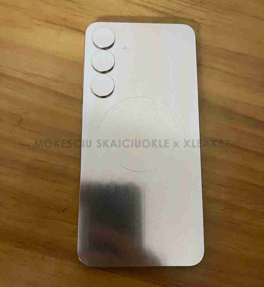  三星 Galaxy S25 机模曝光，直边设计、小尺寸直屏 