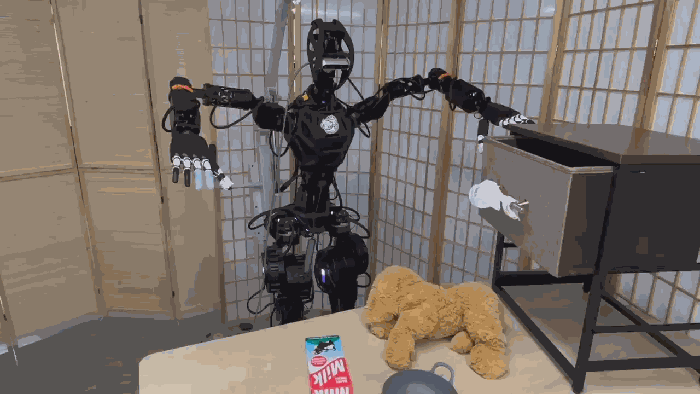 朱玉可团队新作：看一眼就能模仿，大模型让机器人轻松学会撒盐