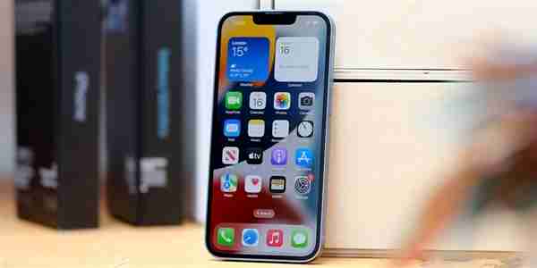 LG、京东方为iPhone SE 4供应OLED面板：刘海屏再度回归