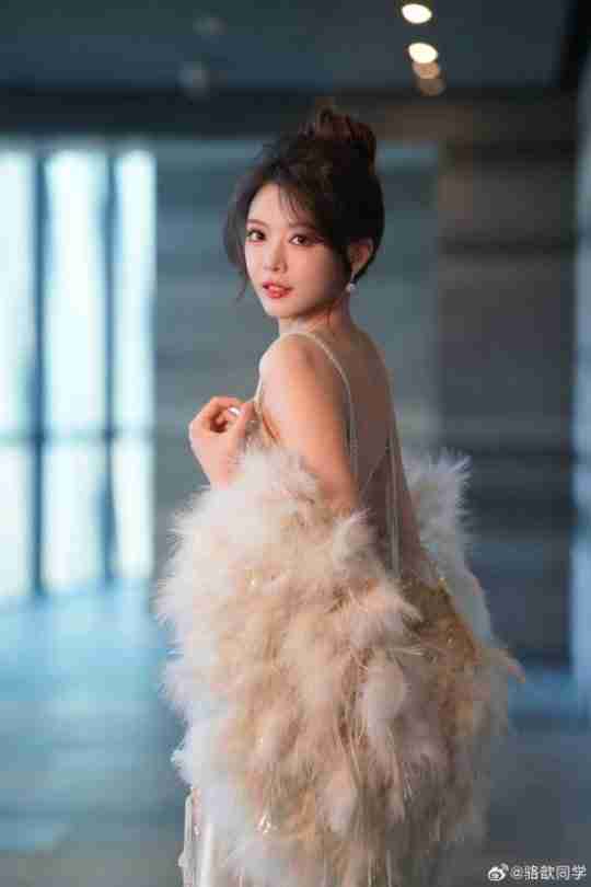 《LOL》骆歆分享全明星赛返图:露背包臀裙太有气质了