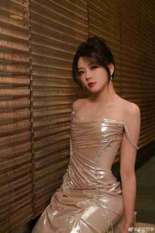 《LOL》骆歆分享全明星赛返图:露背包臀裙太有气质了