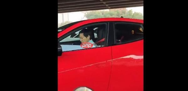 魏建军亲自开红色法拉利赶飞机 网友：长城要造跑车？