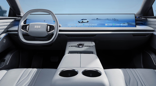 2025款吉利银河E8正式上市 升级智驾系统 售14.98万起　　