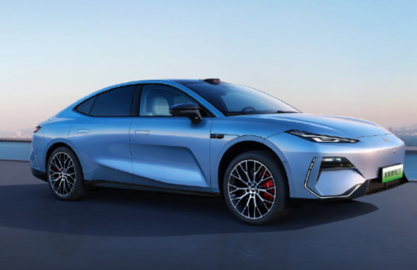 2025款吉利银河E8正式上市 升级智驾系统 售14.98万起　　