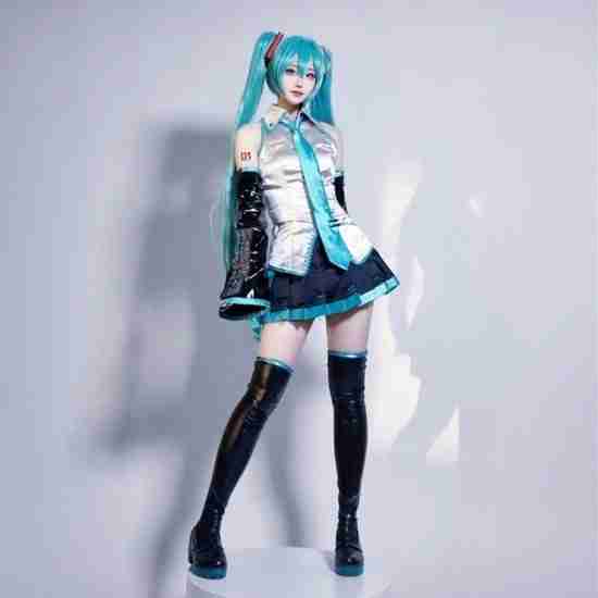 韩妹COS初音未来 丝袜胶衣大展偶像身材