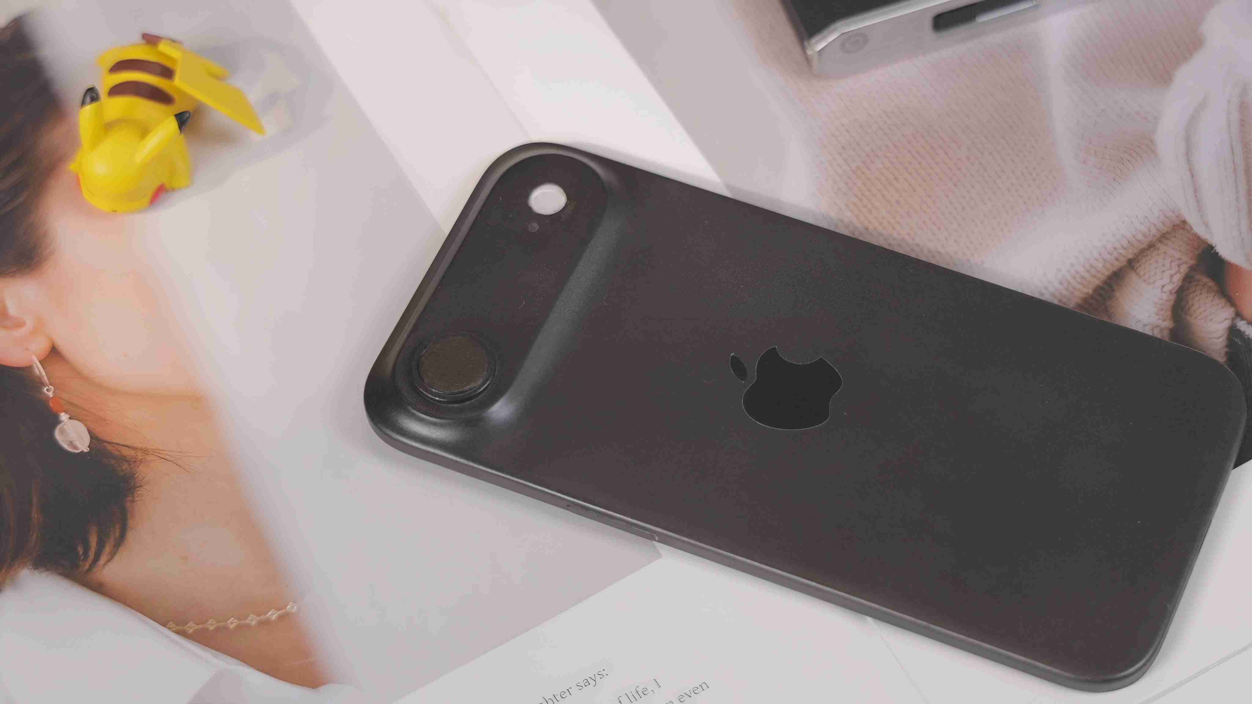 iPhone 17系列新机模上手图！背摄设计太过瞩目