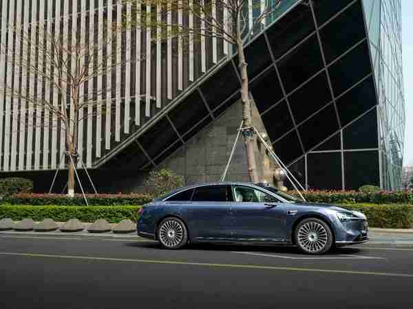 享界S9首创交互式迎宾光毯 最会玩“灯”的车来了！