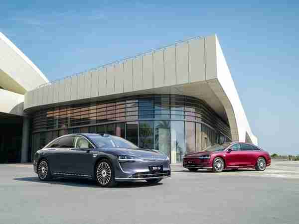 享界S9首创交互式迎宾光毯 最会玩“灯”的车来了！