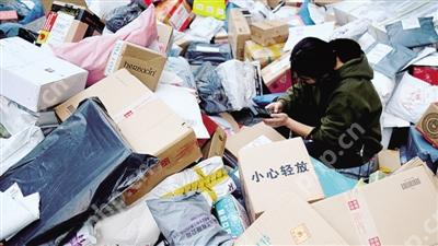 亚马逊用传送带当机器手，解决快递分拣的“最后一公里”问题