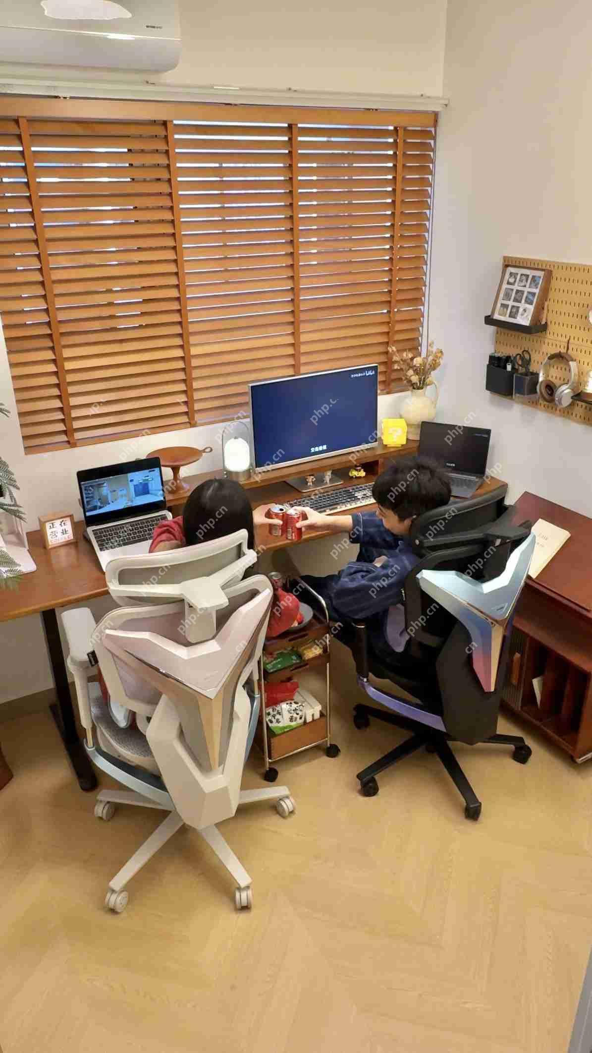 一把能打游戏、能上班，还能哄对象的傲风电竞椅有多香？