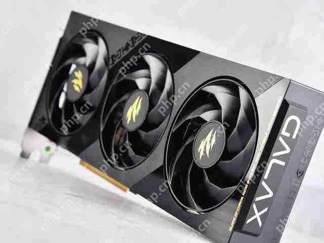  影驰 RTX 5060 魔刃评测：磁吸 RGB 光效的 50 系甜点 